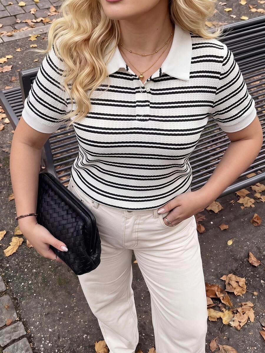 Dripcurv 大尺碼女款夏季黑白條紋 Polo T恤，簡約 90 年代柔美修身商務休閒風，優雅休閒度假運動約會穿搭 - 黑與白 - 查看 1