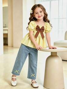 SHEIN Genkimix Kids Conjunto de 2 piezas para niñas jóvenes, camisa a cuadros amarillo y blanco casual y linda, camiseta holgada combinada con jeans de mezclilla azul medio vintage con lavado, dobladillo deshilachado, flor amarilla 3D, ajuste ceñido y cónico, tela suave y cómoda, estilo callejero, moda versátil - Amarillo - Ver 1