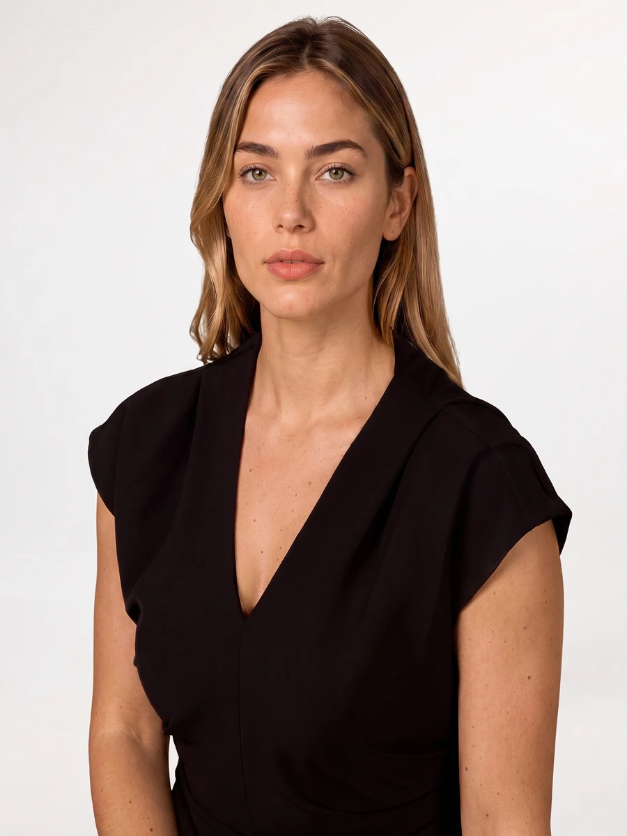 KÆRIA Hus 垂墜V領短袖洋裝 柔軟克ريب布料 黑色 適合辦公室、派對,優雅端莊、洗鍊永恆的夏季女款音樂會穿搭 - 黑色 - 查看 1
