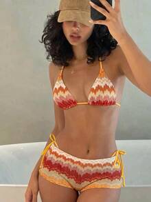 SHEIN Swim 三件套橙色波西米亚风女士比基尼套装，经典扎染纹理面料，亮橙色撞色，充满活力，法式三角罩杯挂脖露背上衣，侧系带宽松短裤，复古风，适合度假、海滩、音乐节、沙滩派对等场合，百搭实用。 - 橘色 - 查看 2