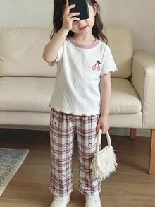 Souflis Souflis 女嬰紋理羅紋水果刺繡圓領短袖上衣與格紋印花長褲居家服套裝 - 米色 - 查看 5