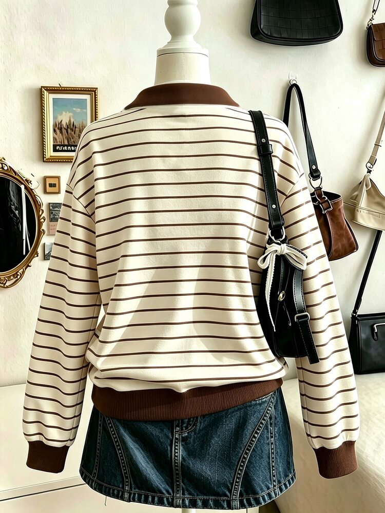 SHEIN Áo nỉ phong cách Nhật Bản nửa khóa kéo cổ đứng cho nữ thiếu niên, họa tiết sọc nâu kem in toàn thân, phong cách học đường casual dễ phối đồ, phù hợp đi chơi, streetwear, mùa tựu trường thu đông, retro American Cherry Fruit, phù hợp cho bé gái và nữ - Nhiều màu - Xem 2