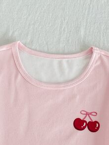 SHEIN 2件組 青少年女孩櫻桃水果條紋滿版印花粉色短袖上衣與短褲 夏季修身居家服 - 粉色 - 查看 3