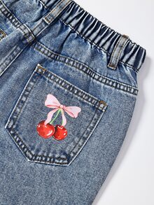 SHEIN Tween女孩牛仔褲，休閒時尚個性設計，甜酷彩色櫻桃圖案印花，中腰藍色貼身修身寬鬆直筒寬腿酸洗牛仔褲，街頭休閒風 - 中等水洗藍 - 查看 4