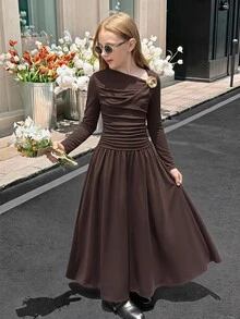 SHEIN Serisse Kids Tween女孩秋冬休閒法式優雅時尚棕色領結金屬花飾不對稱設計長袖收腰長洋裝，秋季出遊穿搭，適合返校與日常穿著 - 棕色 - 查看 2