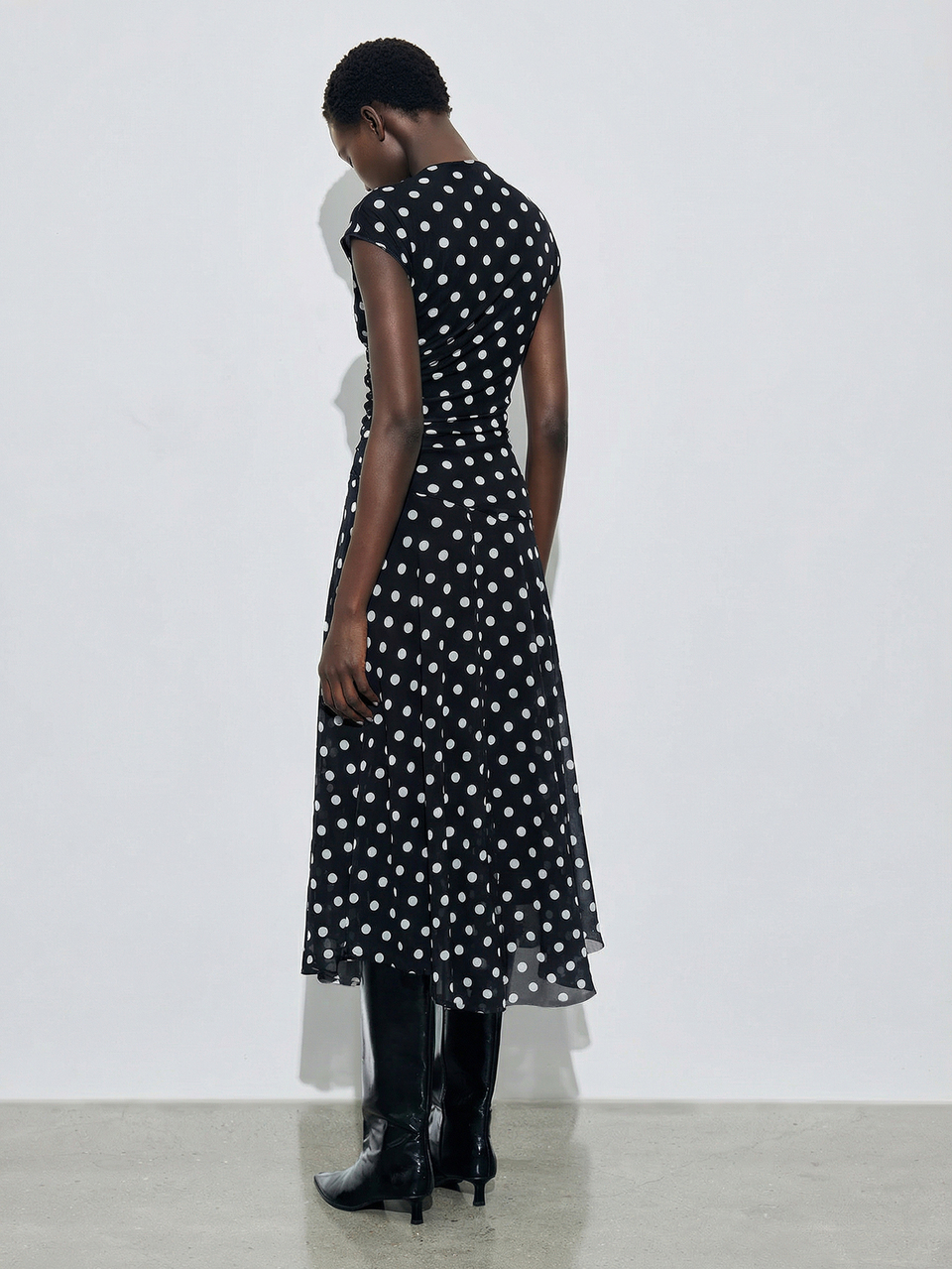 SHEIN Maija Schwarzes und weißes, gepunktetes, halbtransparentes Midikleid mit ausgestelltem Saum, Rundhalsausschnitt, kurzen Ärmeln und A-Linie – perfekt für Sommer, Vintage, Teepartys und als lässiges Outfit zum Muttertag.