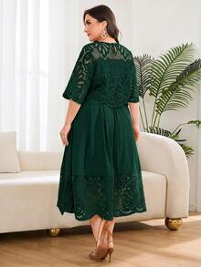 Reflora Gaun Elegan Lengan Pendek Leher Bulat dengan Bordir Berongga untuk Wanita Ukuran Plus - Dark Green - View 8