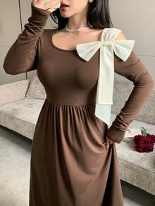 Modelyn Vestido elegante y romántico de mujer color marrón con hombros descubiertos, encaje en contraste y detalle de lazo – Adecuado para otoño, regreso a la escuela, Día Nacional y Año Nuevo - Café - Ver 4