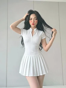 Sweetina Gaun Mini Lipit Kasual Sporty dengan Bagian Depan Terbuka dan Kerah Tegak Kecil - Putih - View 6