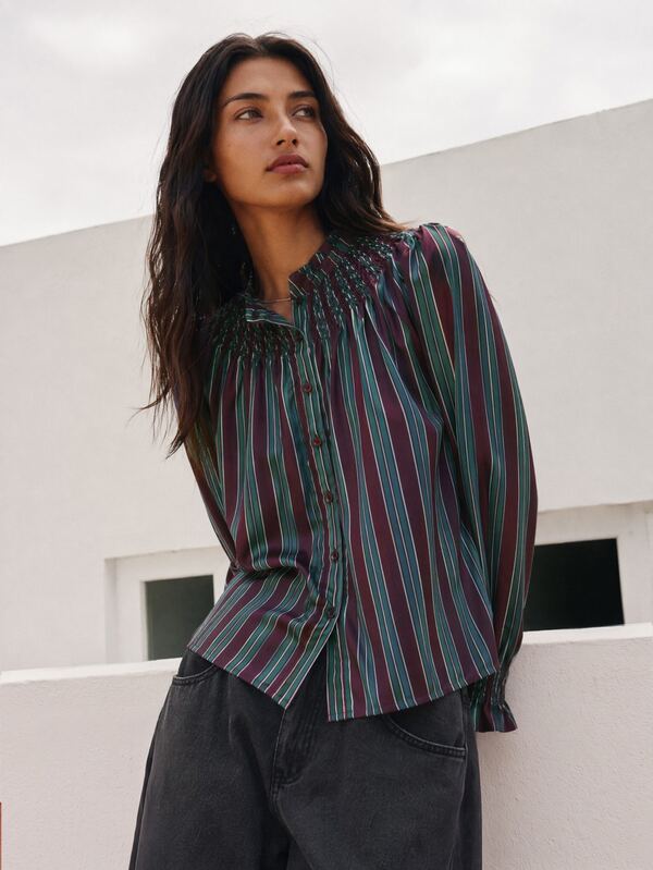 Nöista Camisa de cuello alto a rayas con ajuste relajado y atractivo artístico. Diseño versátil perfecto para combinar con faldas o pantalones durante todo el otoño