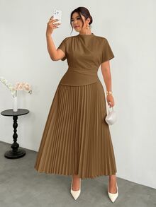 Firerie 極簡通勤杏色辦公穿搭女款中長洋裝，小立領、短袖、抽褶收腰、喇叭下擺 - 棕色 - 查看 7