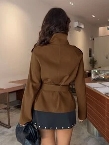 Aloruh 深褐色收腰短款女款風衣，秋冬百搭，適合辦公室優雅穿搭 - 棕色 - 查看 9
