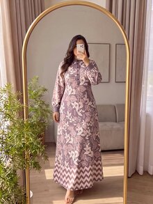 SHEIN Najma 大尺碼女款度假花卉印花長袖半開襟鈕扣連身裙 灰粉色 秋冬休閒優雅正式款 - 彩色 - 查看 1
