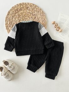 SHEIN 2件組新生兒春秋灰色白色黑色拼接簡約韓風直條紋三段拼接圓領長袖肩扣上衣搭配同紋理收口褲，寬鬆休閒版型，適合日常外出、戶外散步、滿月派對、周歲拍照、休閒旅行 - 灰色 - 查看 3