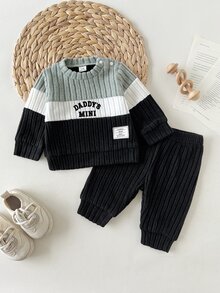 SHEIN 2件組新生兒春秋灰色白色黑色拼接簡約韓風直條紋三段拼接圓領長袖肩扣上衣搭配同紋理收口褲，寬鬆休閒版型，適合日常外出、戶外散步、滿月派對、周歲拍照、休閒旅行 - 灰色 - 查看 4