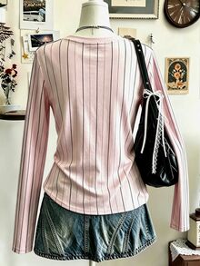 Lalippa 女款粉色細條紋字母圖案長袖V領T恤，學院風秋季新款上衣，校園休閒穿搭，送給朋友的禮物 - 彩色 - 查看 2