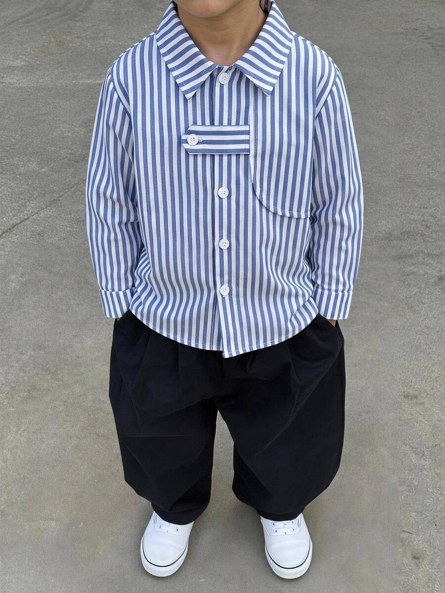 SHEIN 兒童小男孩休閒韓系百搭工裝口袋藍白條紋梭織白色長袖襯衫,適合學校、花園、海灘、生日,春夏秋冬男孩襯衫 - 藍白色 - 查看 1
