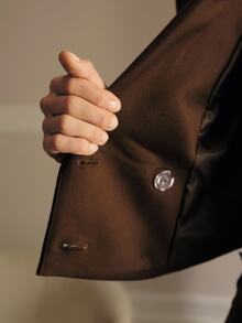 MOTF Petite WOMEN SOLID PEAK COLLAR DOUBLE BREASTED PLACKET CROP BLAZER ,PETITE WOMEN - Coffee Brown - View 8