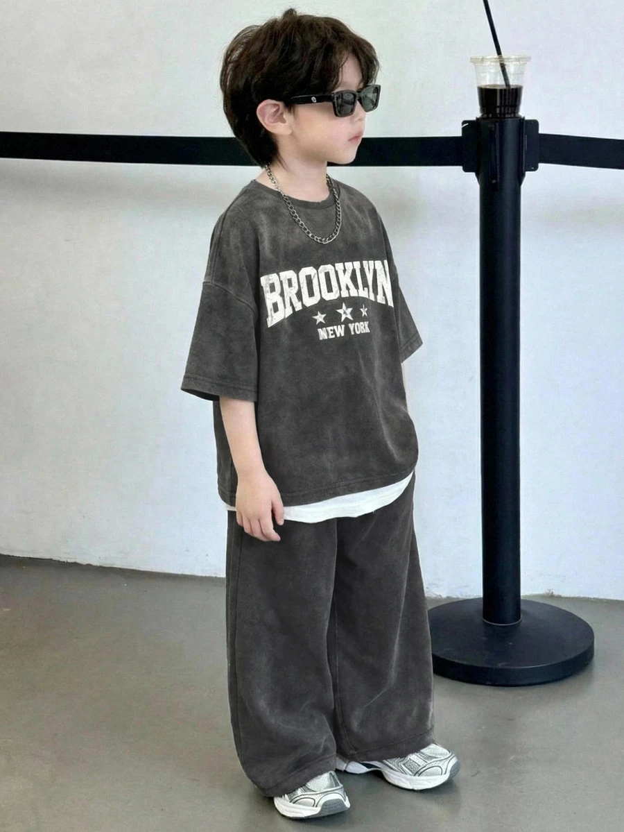 SHEIN Little Byeori 儿童男童休闲印花圆领T恤和裤子套装(2件套),返校服装,可爱上衣,基础款,适合上学、度假、旅行、运动、秋冬季穿着。 - 灰色 - 查看 1