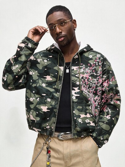 Street Life Veste en jean à capuche pour hommes, vintage camouflage fleurs de cerisier, broderie lourde, tissu camouflage personnalisé avec broderie de fleurs de prunier sur les côtés, veste courte, style Y2K high street, ourlet élastique, fermeture éclair, streetwear printemps/automne, top décontracté style bad boy workwear