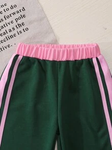 Genkimix Kids 女童休閒兩件套，深綠色領口上衣，設計簡約乾淨，粉色主體搭配深綠對比袖口與領口，清新視覺層次感，胸前飾有精緻可愛的深綠色蝴蝶結印花，深綠色長褲配粉色與白色條紋織帶，與上衣袖口相呼應，統一配色，套裝感強，適合春秋日常穿著與外出 - 彩色 - 查看 4