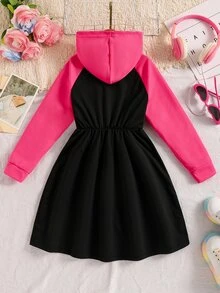 SHEIN 女童拼色連帽洋裝，學院風刺繡徽章長袖鬆緊腰運動衫洋裝，舒適校園休閒運動裙 - 玫紅色 - 查看 2