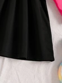 SHEIN 女童拼色連帽洋裝，學院風刺繡徽章長袖鬆緊腰運動衫洋裝，舒適校園休閒運動裙 - 玫紅色 - 查看 4