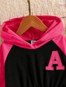 SHEIN 女童拼色連帽洋裝，學院風刺繡徽章長袖鬆緊腰運動衫洋裝，舒適校園休閒運動裙 - 玫紅色 - 查看 5