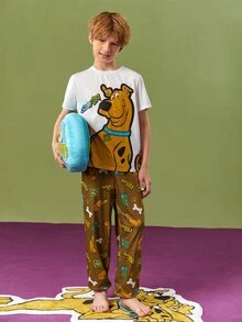 SCOOBY-DOO X SHEIN 大童男孩聯名卡通狗白色圓領T恤，狗狗、汽車、骨頭與英文字母滿版印花，長褲2件式居家休閒套裝 - 棕色 - 查看 3
