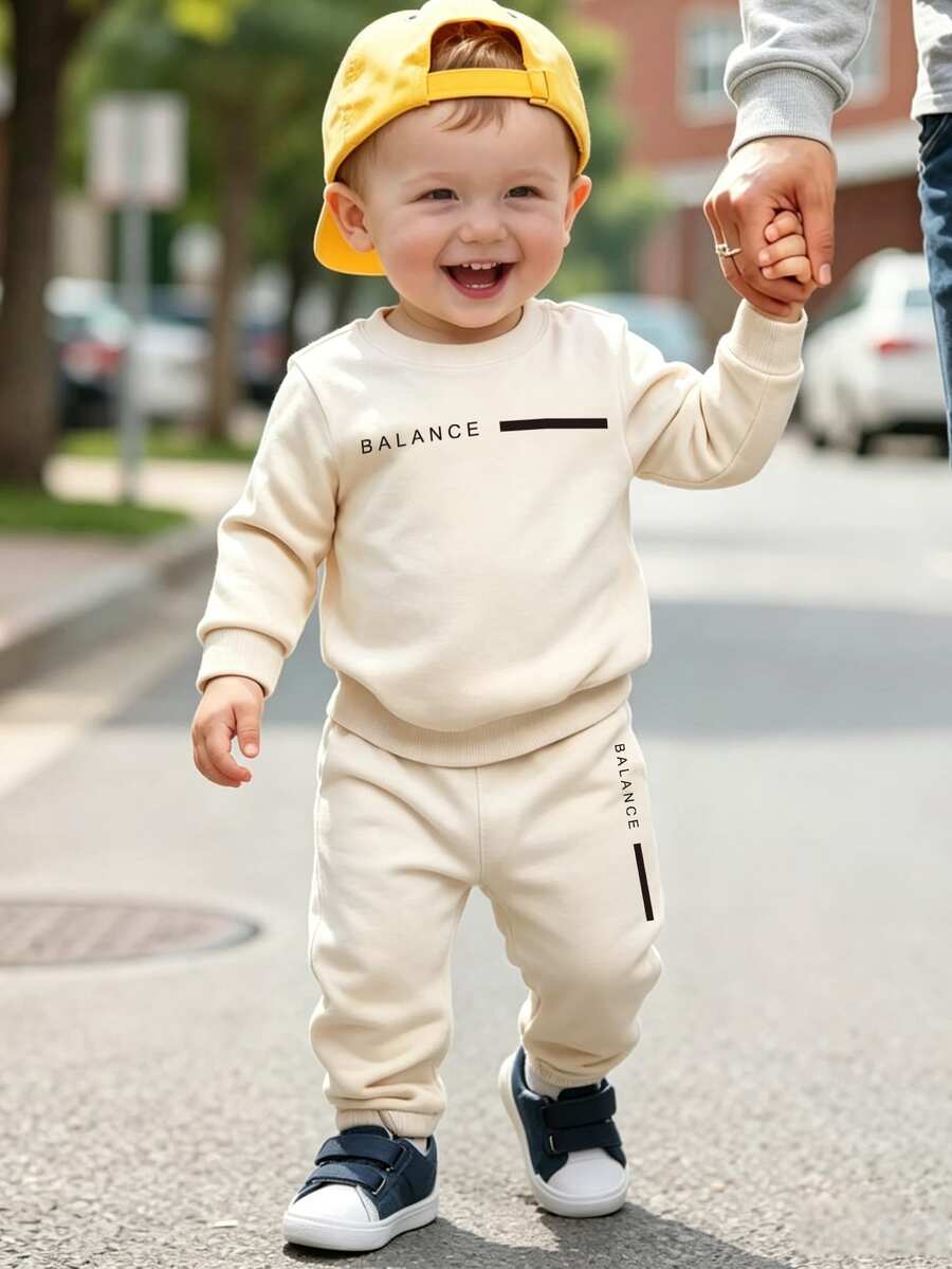 2 件装男婴休闲简约字母图案印花圆领运动衫和慢跑裤套装婴儿运动服 - 卡其色 - 查看 1