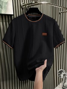 Manfinity Homme 男士針織提花素色紋理領口與袖口羅紋黑棕拼接胸前貼布T恤 - 黑色 - 查看 1