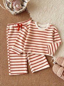 SHEIN 2件組女嬰長袖T恤褲套裝，可愛甜美紅白條紋蝴蝶結羅紋全袖圓領休閒款，秋季聖誕節毛衣風時尚套裝 - 紅色 - 查看 1