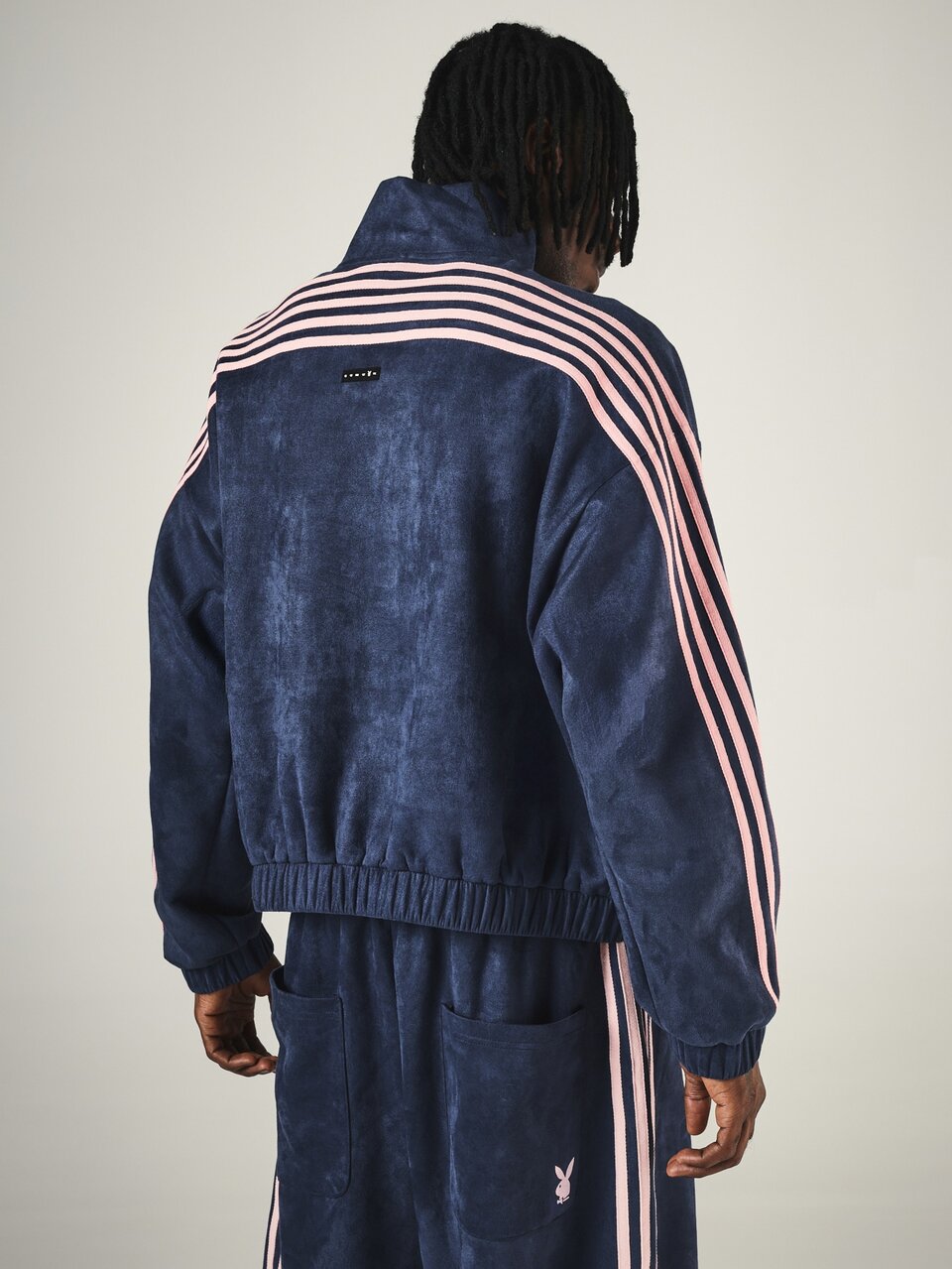 PLAYBOY X SUMWON Bunny Velours Trainingsjacke mit rosa Streifenärmeln, durchgehendem Reißverschluss, Stehkragen, Retro-Streetwear, Oversized-Passform