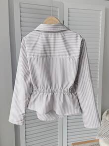 SHEIN 少女版寬鬆休閒簡約舒適日常校園優雅修身梭織卡其色與白色條紋襯衫，領口設計、前襟鈕扣、不對稱下擺與抽褶細節，返校穿搭 - 卡其色 - 查看 2