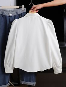 SHEIN 兒童青少年女孩秋冬休閒日常法式優雅學院風立領大蝴蝶結燈籠袖修身長袖襯衫，開學季經典百搭上衣，女童娃娃風白色上衣，可愛秋冬穿搭 - 白色 - 查看 2