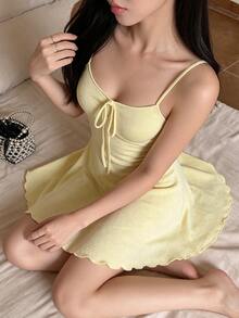 INAWLY فستان قصير بحمالات رفيعة للنساء بمقاسات كبيرة، لون موحد، خصر ضيق مع تصميم ربطة، حافة متموجة منسوجة، أسلوب ناعم وممشوق، أصفر زبدي صيفي - أوزة صفراء - مشاهدة 4