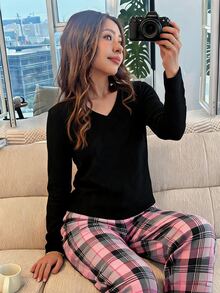 SHEIN Dozemod 童女青少年極簡休閒 V 領羅紋針織長袖 T 恤與格紋睡褲，舒適睡衣套裝，2 件組，適合春秋季節 - 粉色 - 查看 2