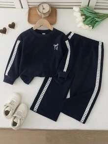女童 (小號) 蝴蝶結運動衫與長褲 2 件套，海軍藍圓領長袖運動衫，胸前印有蝴蝶結圖案，袖口鏤空蕾絲飾邊，搭配寬腿長褲，適合日常上學、返校、戶外出遊，春秋穿著，可愛時尚 - 藏蓝色 - 查看 8