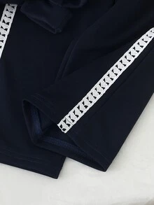 女童 (小號) 蝴蝶結運動衫與長褲 2 件套，海軍藍圓領長袖運動衫，胸前印有蝴蝶結圖案，袖口鏤空蕾絲飾邊，搭配寬腿長褲，適合日常上學、返校、戶外出遊，春秋穿著，可愛時尚 - 藏蓝色 - 查看 7