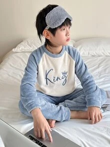 SHEIN 兒童 2 件組大童男孩拼色字母刺繡毛絨布家居服套裝 秋季 - 藍白色 - 查看 4