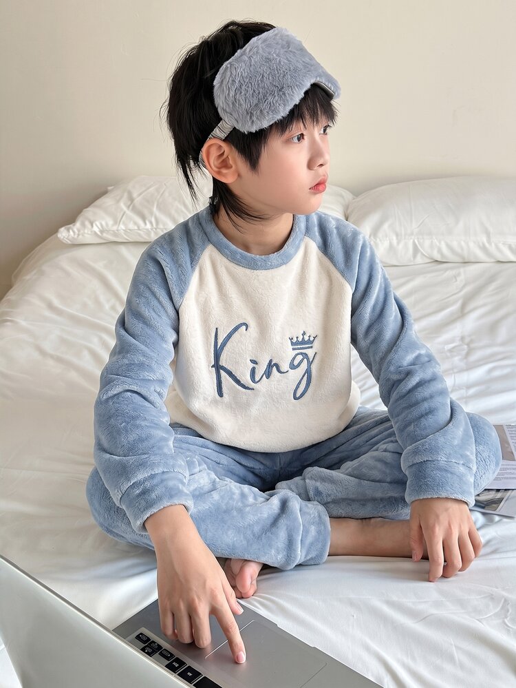 SHEIN Kids 2pcs Tween Boy Colorblock Letter Embroidery Plush Fabric Loungewear Set Autumn - Blue and White - View 4