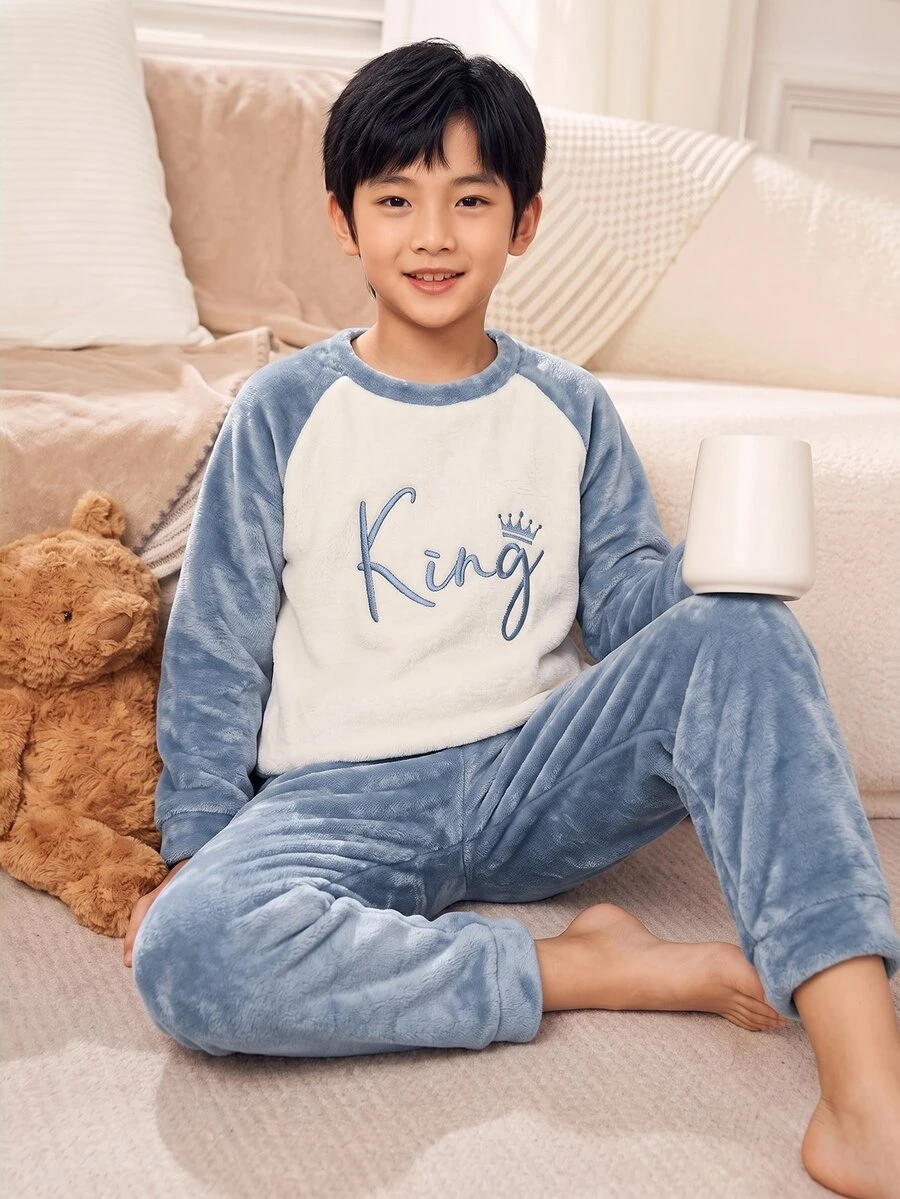 SHEIN 兒童 2 件組大童男孩拼色字母刺繡毛絨布家居服套裝 秋季 - 藍白色 - 查看 1