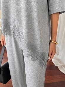 Aloruh Setelan Kasual 2 Potong Wanita: Kaos dan Celana Panjang dengan Detail Renda Kontras di Bagian Bawah dan Kerah Bulat - Light Grey - View 4