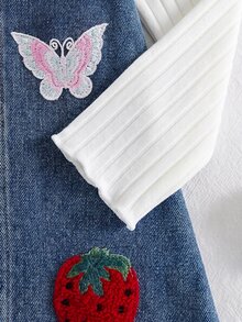 Cozy Pixies 女嬰春夏甜美可愛兩件套，白色羅紋荷葉邊長袖打底上衣搭配復古水洗寬鬆A字牛仔吊帶裙，裙身飾有草莓、葡萄與蝴蝶貼布繡，適合日常外出、春季出遊、拍照、周歲生日派對等場合 - 彩色 - 查看 3