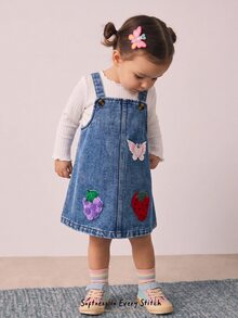 Cozy Pixies 女嬰春夏甜美可愛兩件套，白色羅紋荷葉邊長袖打底上衣搭配復古水洗寬鬆A字牛仔吊帶裙，裙身飾有草莓、葡萄與蝴蝶貼布繡，適合日常外出、春季出遊、拍照、周歲生日派對等場合 - 彩色 - 查看 7
