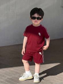 SHEIN Little Byeori 2件套男童休闲舒适百搭条纹缎带撞色圆领短袖T恤和纯色短裤套装 - 紅色 - 查看 1