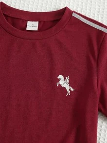 SHEIN Little Byeori 2件套男童休闲舒适百搭条纹缎带撞色圆领短袖T恤和纯色短裤套装 - 紅色 - 查看 5