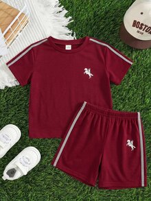 SHEIN Little Byeori 2件套男童休闲舒适百搭条纹缎带撞色圆领短袖T恤和纯色短裤套装 - 紅色 - 查看 2