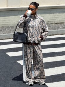 Muchica 復古街頭風 Python 蟒蛇印花運動衛衣外套與長褲運動套裝 - 鏽棕色 - 查看 1