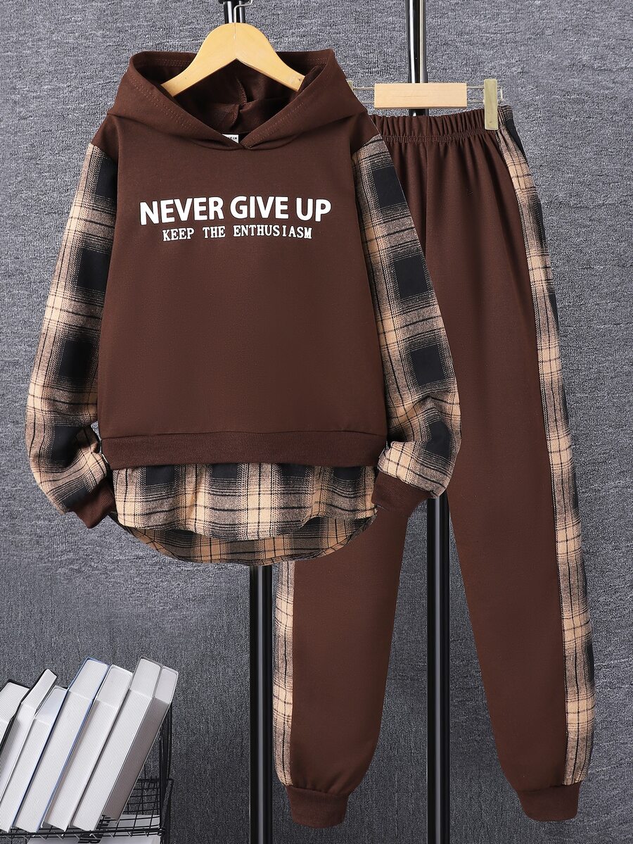 SHEIN Vacaura 青少年男孩假兩件式格紋拼接連帽衛衣與運動長褲套裝,字母印花連帽套頭慢跑褲套裝 - 棕色 - 查看 1